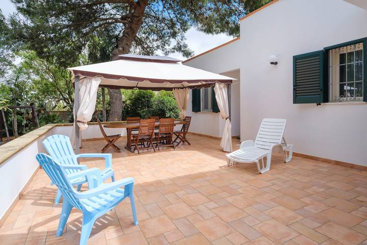 Villetta 'Del Salento 3' con terrazza privata, giardino privato e aria condizionata in Racale, Golfo di Taranto