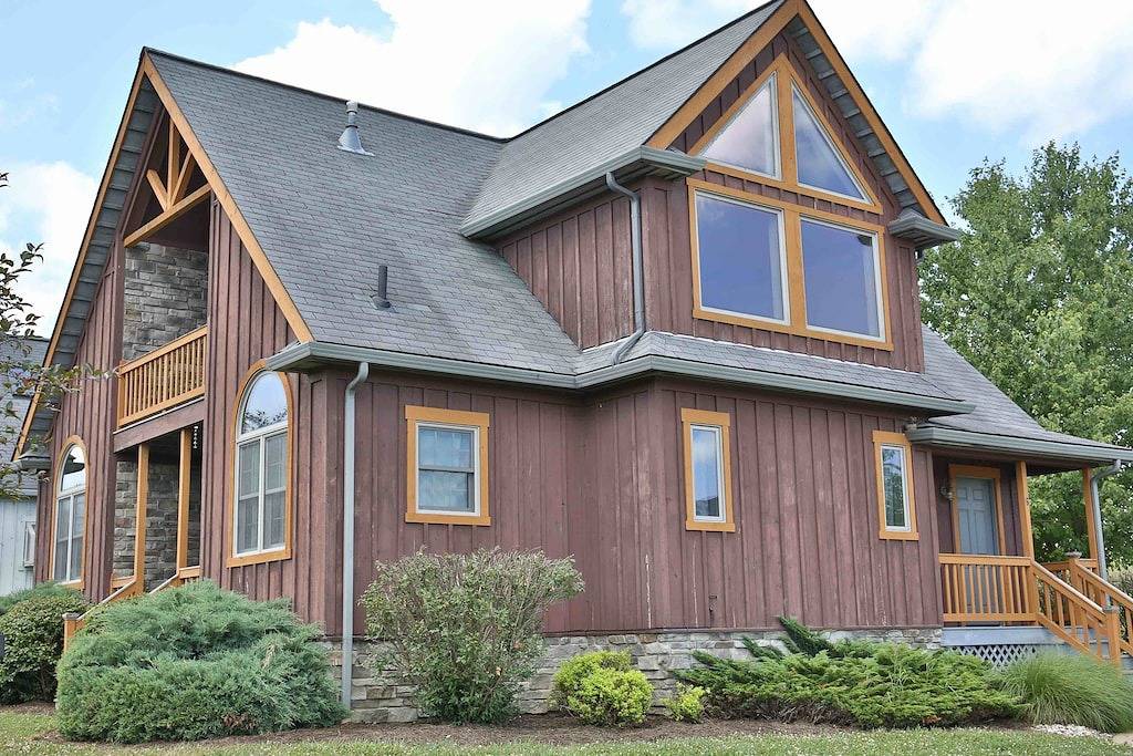 Beautiful Cottage With Seasonal Pool Hot Tub in Holmes County