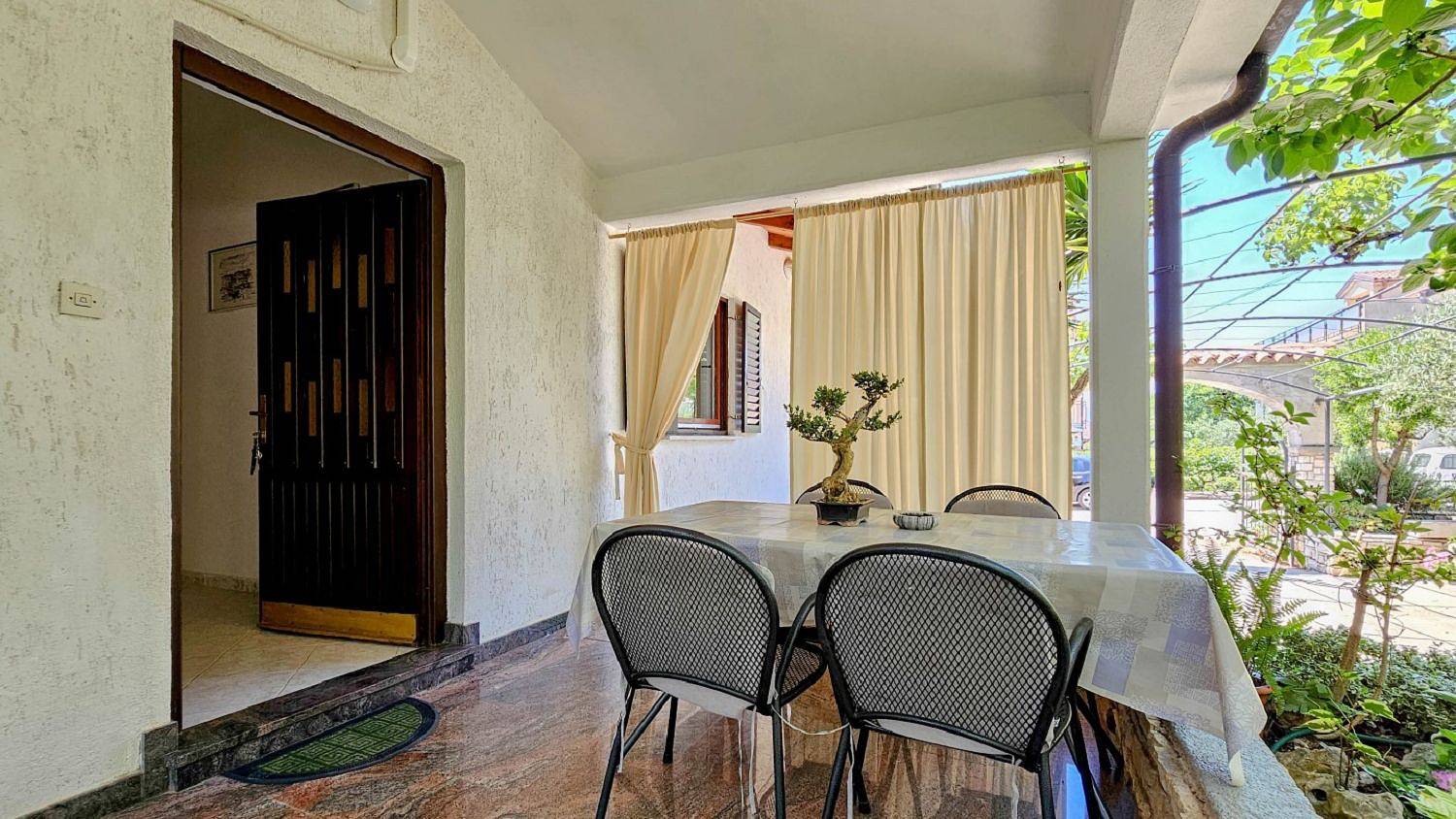 Ganze Wohnung, Mediterranes und hundefreundliches Apartment nur 650 Meter zum Strand in Novigrad, Umag und Umgebung