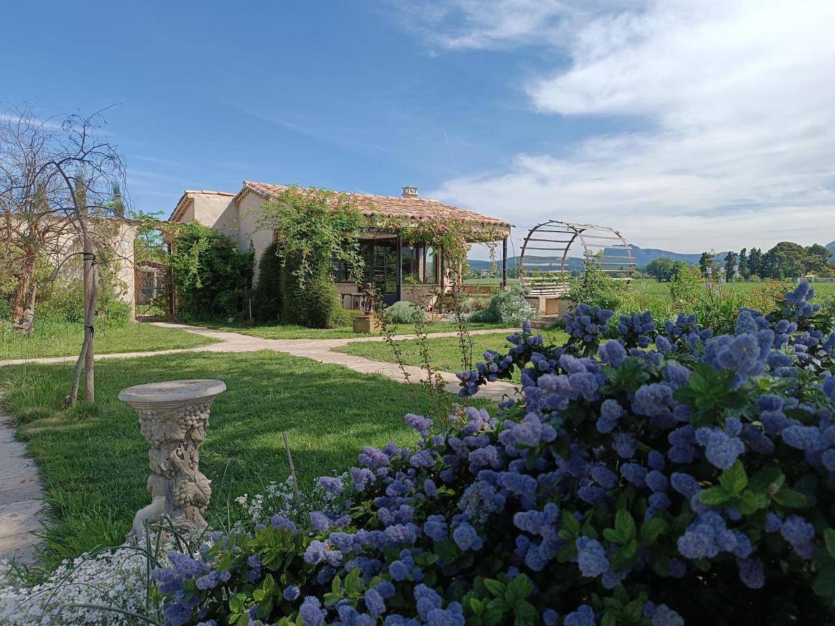 La Bohême La Belle Etoile Petit déjeuner compris in Cléon-d'Andran, Région de nyons