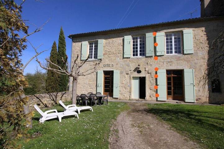 Gîte pour 6 personnes, avec jardin, animaux acceptés à Rimons