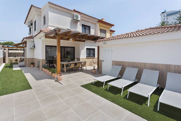 Chalet para 10 personas, con jardín además de terraza y piscina en Gandía
