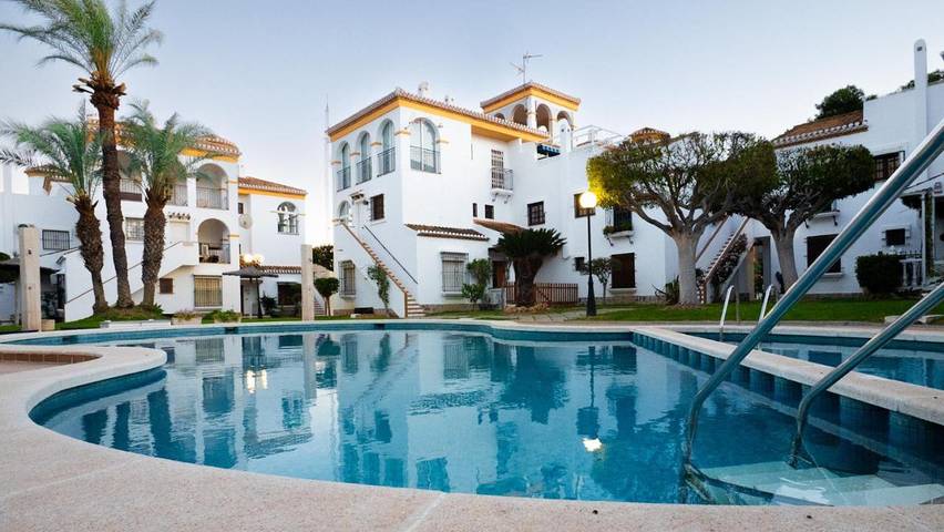 Apartamento para 4 personas, con piscina y jardín en Playa Flamenca