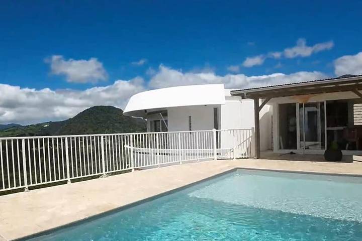 Location de vacances pour 8 personnes, avec jardin ainsi que piscine et vue, adapté aux familles à Le Carbet - 2