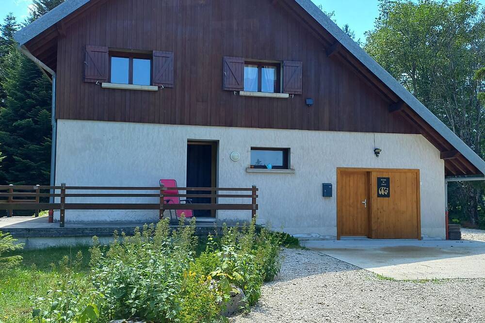 Individual chalet close to the Haute Joux Nordic area in Cerniébaud, Französischer Jura