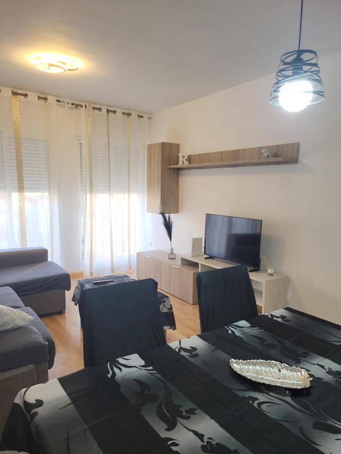 Apartamento de vacaciones para 5 personas, con balcón y jacuzzi - 1