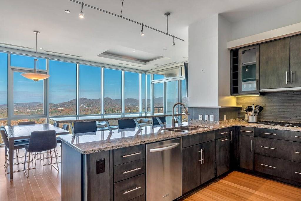 Ganze Wohnung, Penthouse Style Condo Atop Hotel Indigo in Blue Ridge Parkway, Asheville