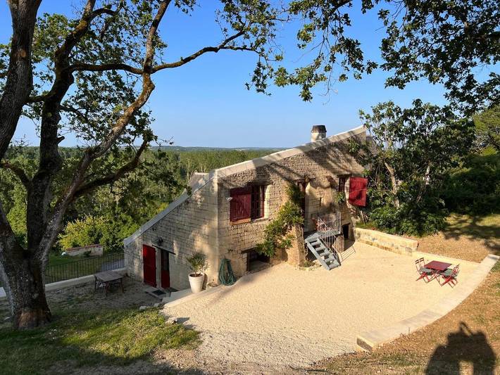 Gîte pour 3 personnes, avec Balcon et Terrasse ainsi que Jardin et Vue à Cinais