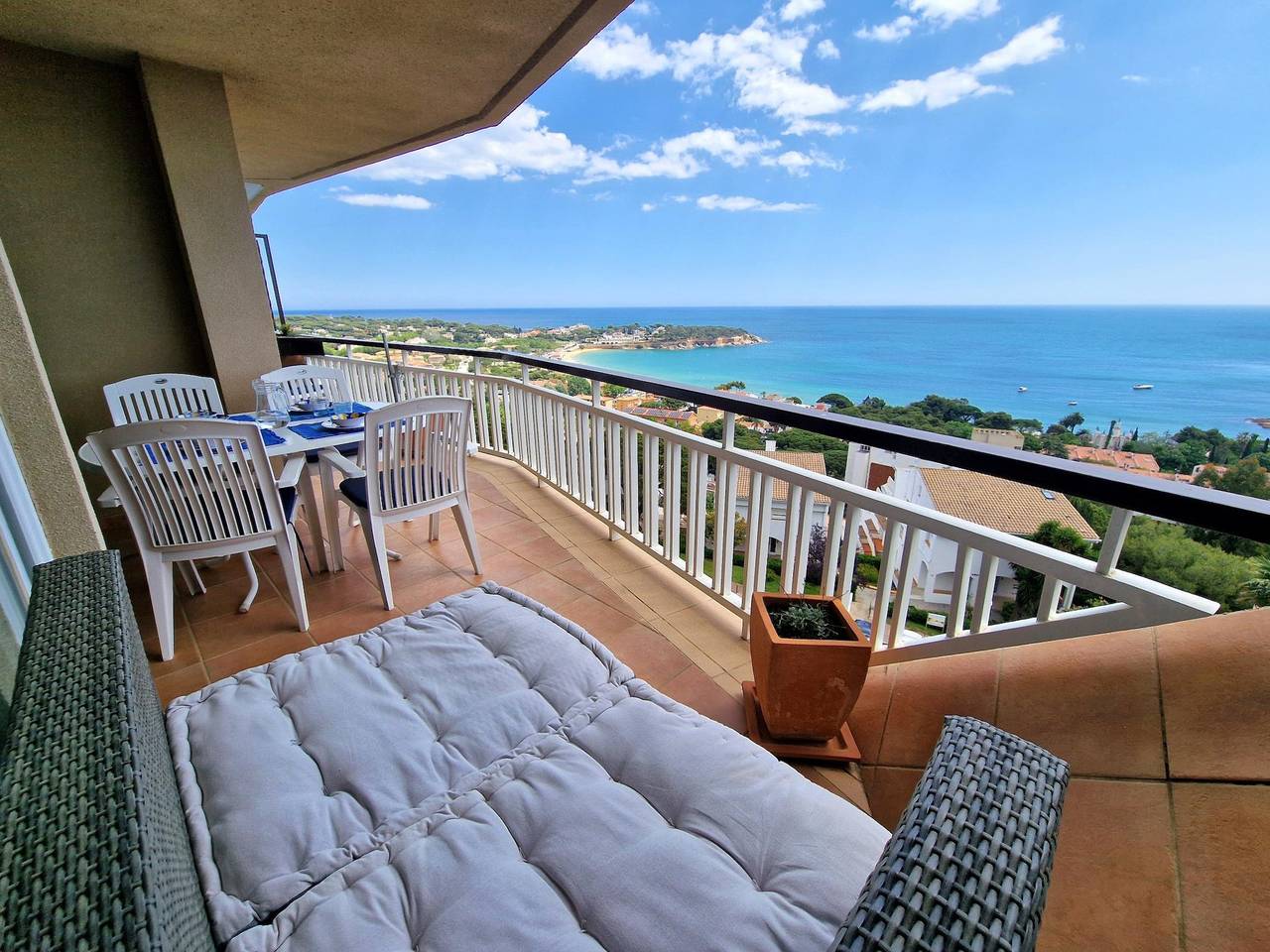 Entire vacation apartment, Apartment with incredible views and a communal pool in Sant Feliu de Guíxols, Costa Brava