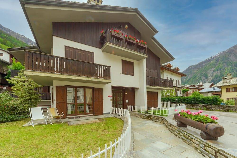 Appartamento intero, Casa Julie- Centralissimo Bilocale con giardino in Courmayeur, Alpi Pennine
