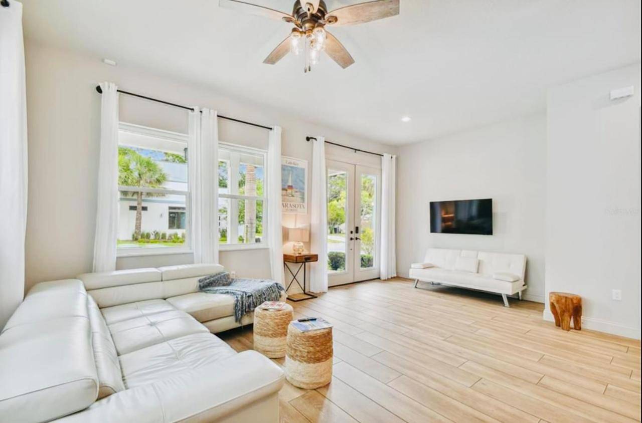 Beach-town Pet-Friendly Downtown Home @ 10 acre in Sarasota, Sarasota County