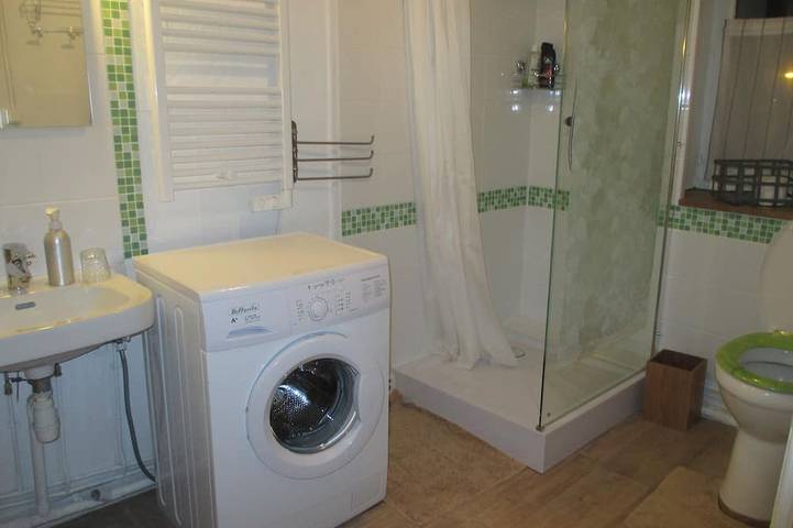 Ganze Wohnung, 100 m2 Wohnung in einem alten Hotel Particulier des achtzehnten Jahrhunderts in Salins-les-Bains, Französischer Jura