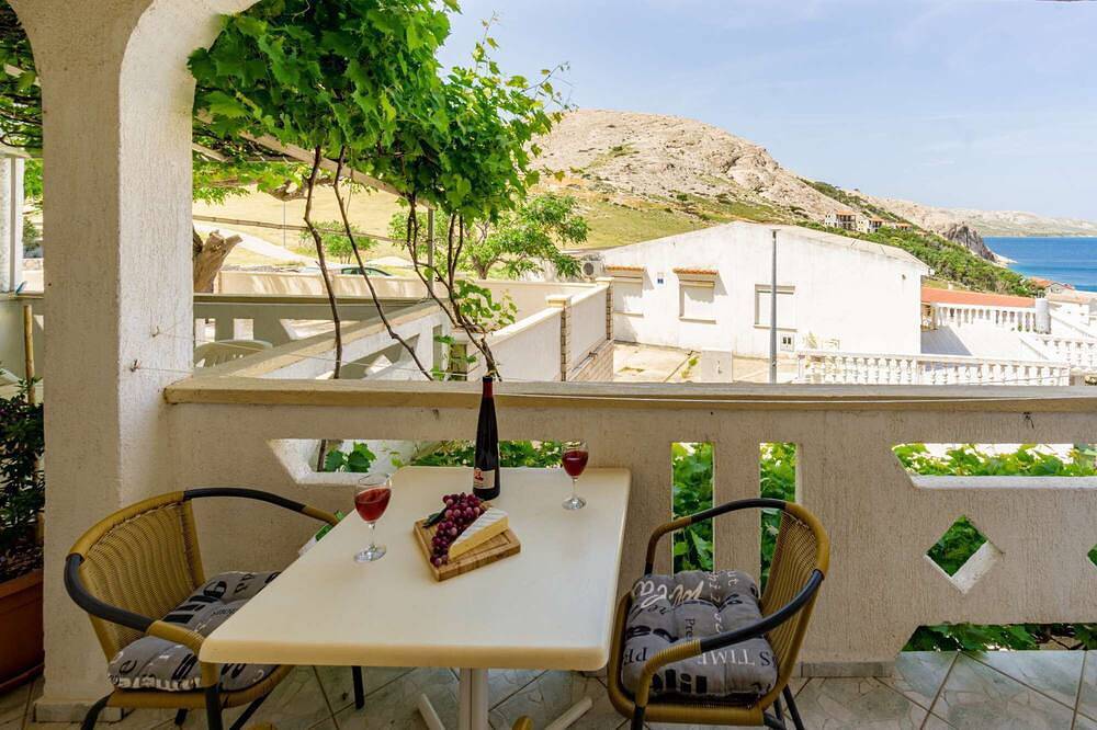 Ganze Wohnung, Apartment with private balkony and seaview in Metajna, Pag