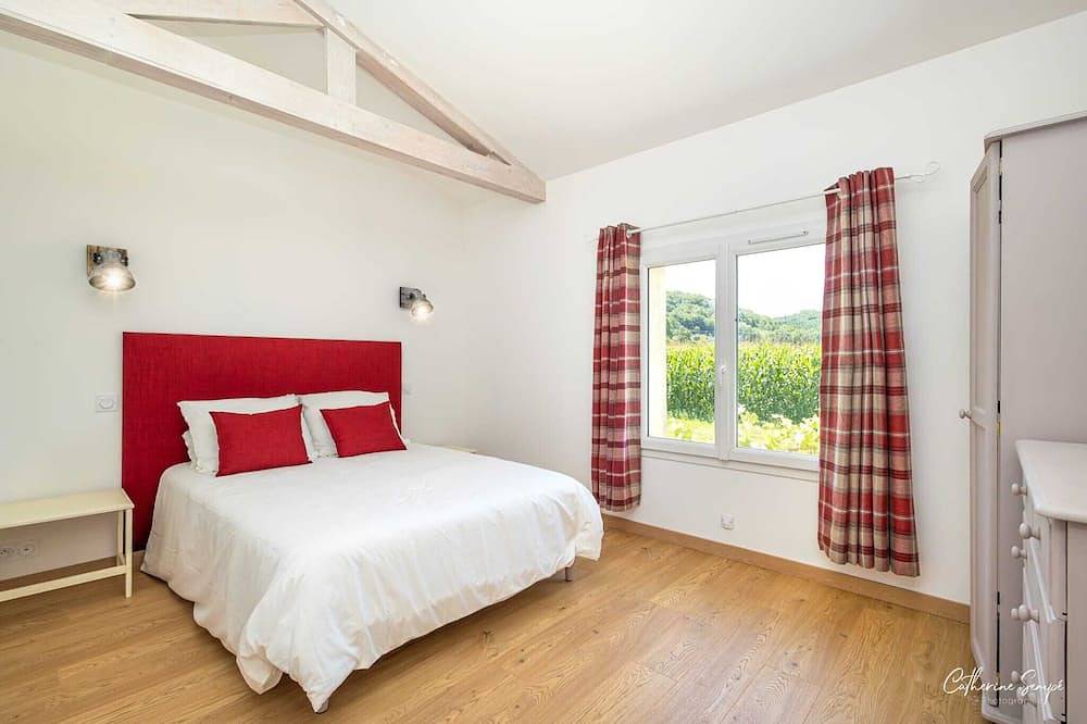 2-bedroom house with Ac and Wifi in peaceful Sauviac with view over the Pyrénées in Gers