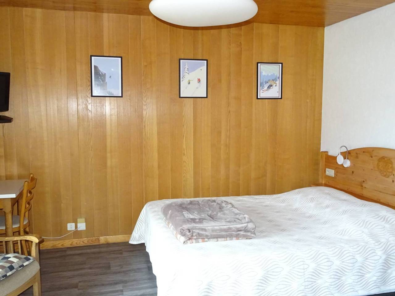 Entire studio, Cozy Studio for 2 in Les Gets - Central Location, Free Wifi, Linens Included in Les Gets, Les Portes du Soleil