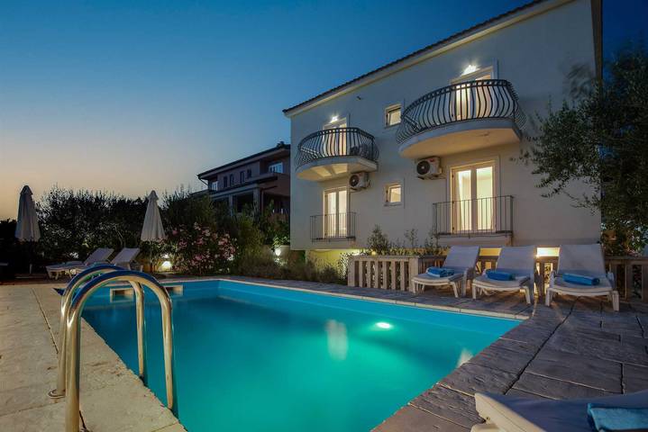 Villa per 16 persone, con piscina e vista oceano nonché giardino e panorama, con animali domestici in Krk (Croazia)