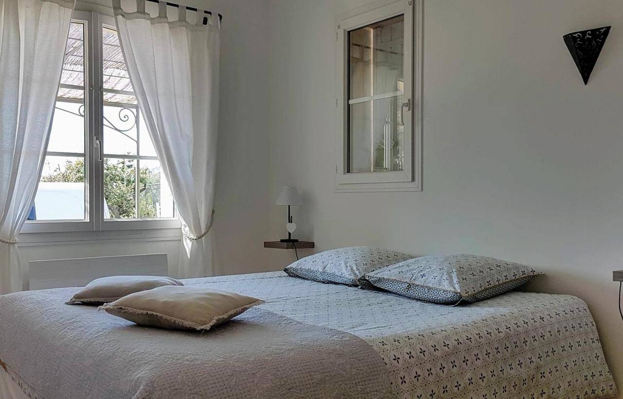 Double Room with Pool View in Villeneuve, Parc naturel régional du Luberon