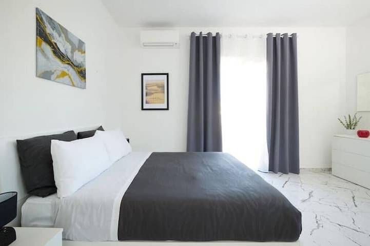 Elmi 2 Elegant Suite with Balcony, Wi-Fi, and Free Parking in Arona (Lago Maggiore), Arona Gemeinde