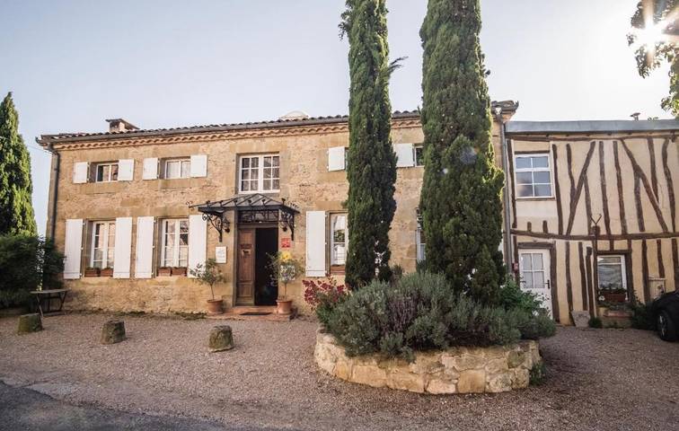 Location de vacances pour 2 personnes, avec Terrasse ainsi que Jardin et Piscine à Cuq-Toulza