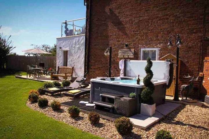 Glamping for 2 people, with terrace and garden in Cheshire