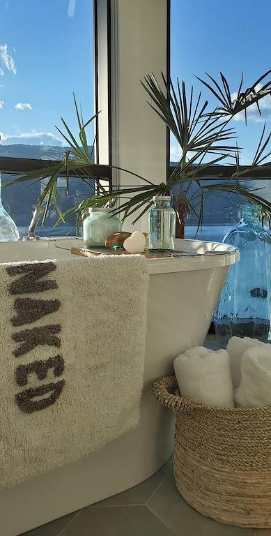 Ganze Wohnung, Luxurious Legal Licensed Penthouse Oasis @ Okanagan Lake\nlicensed 4084946  in Kelowna, Regional District of Central Okanagan