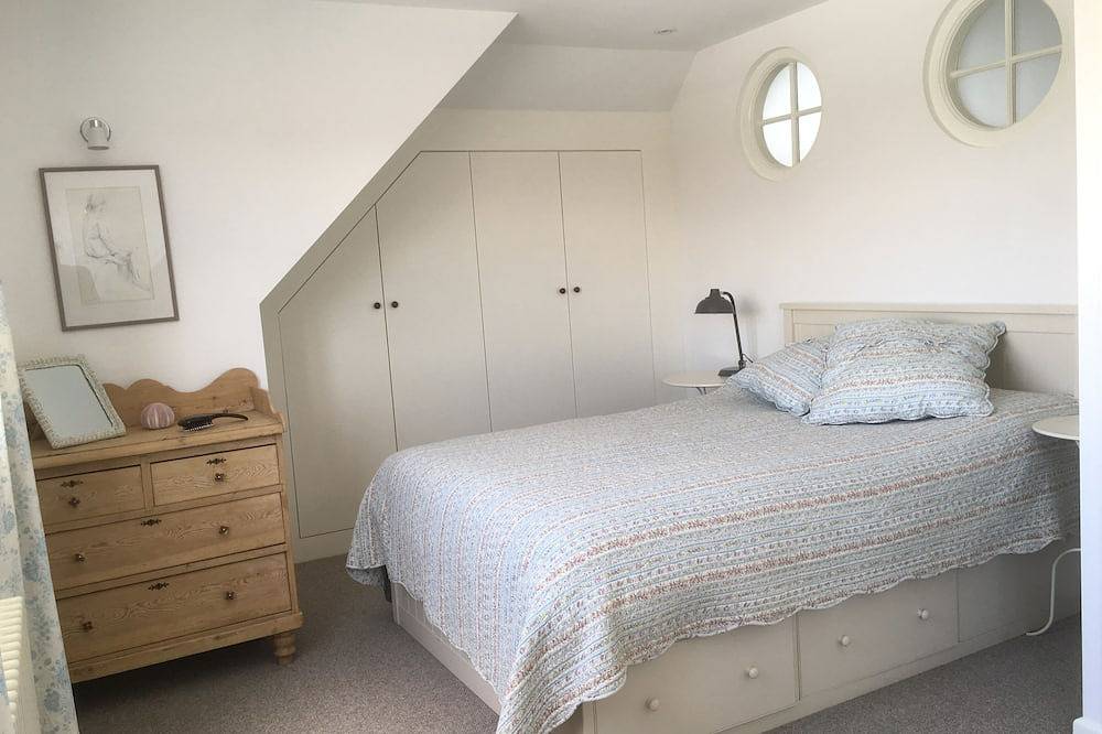 Stunning Coastal home only 2min walk to Beach at Wittering, 10min walk to shops in West Wittering, West Sussex