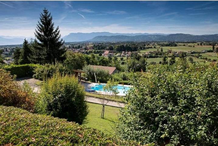 Gîte pour 2 personnes, avec jardin ainsi que vue et piscine à Le Grand-Lemps