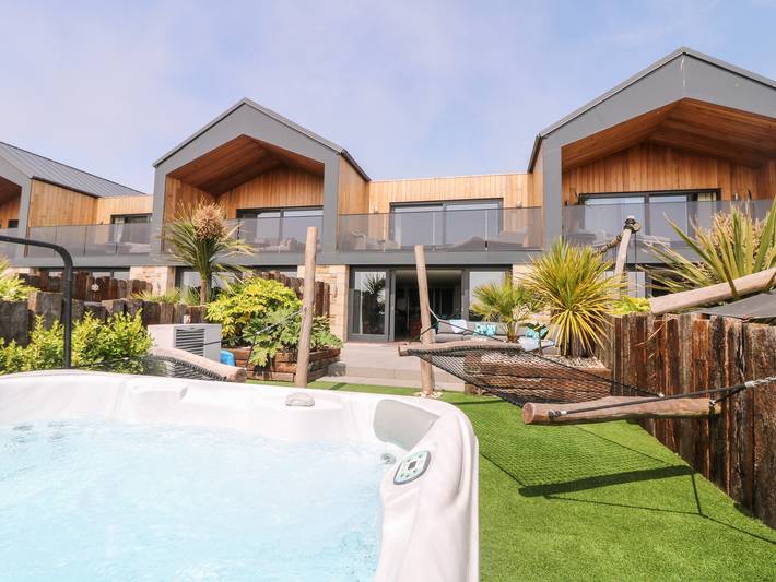 Cottage for 6 people, with Balcony and Hot tub as well as Garden in Sennen
