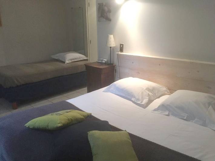 Hôtel pour 2 personnes, avec piscine ainsi que jardin et vue à Cornillon-Confoux - 4