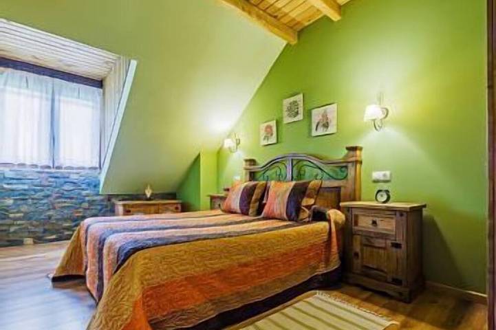 Casa rural para 6 personas, con piscina además de jardín y balcón, Se admiten mascotas en Villablino