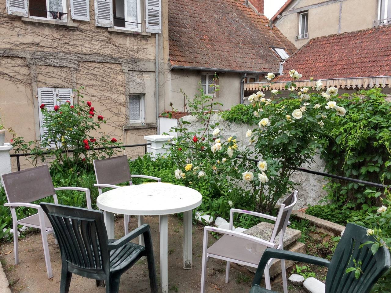 Ganze Wohnung, Charmante Wohnung in Néris-les-Bains - 30 m² - Privater Garten in Néris-les-Bains, Montluçon und Umgebung