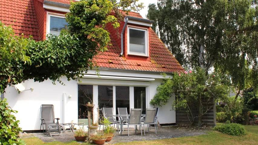 Ferienhaus für 6 Personen, mit Terrasse und Garten in Wustrow