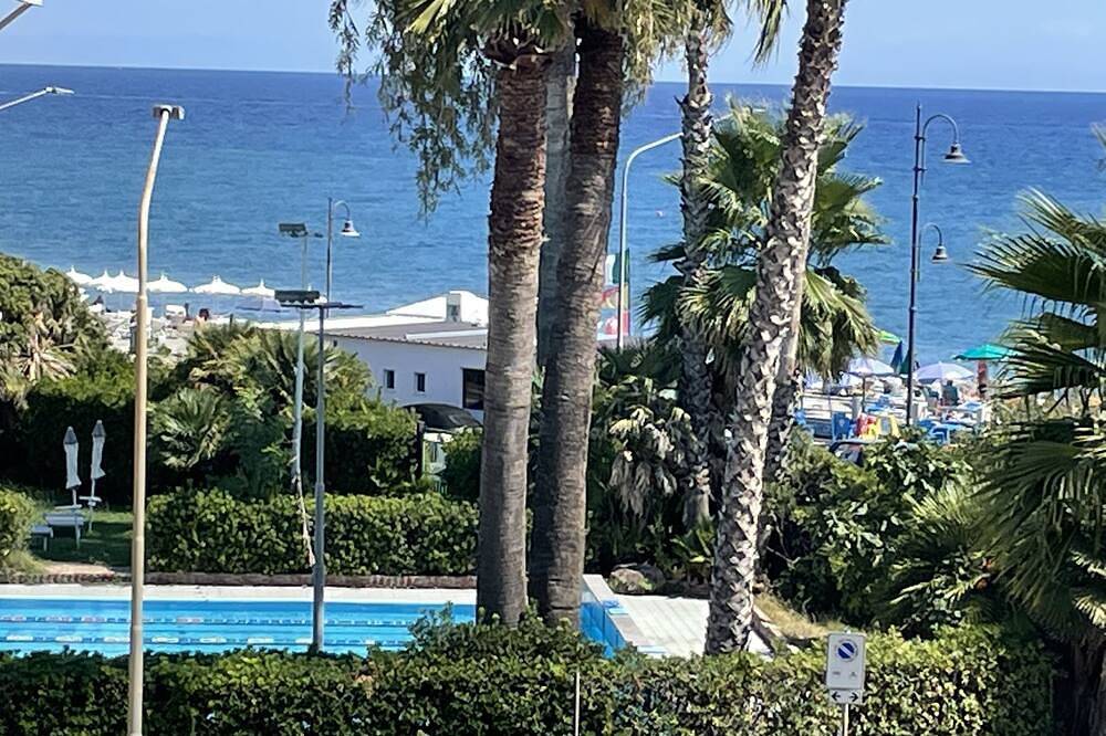 Entire apartment, Albenga Sea front,  20 mt from beach, splendid sea view .Smart working, holidays in Albenga, Riviera di Ponente