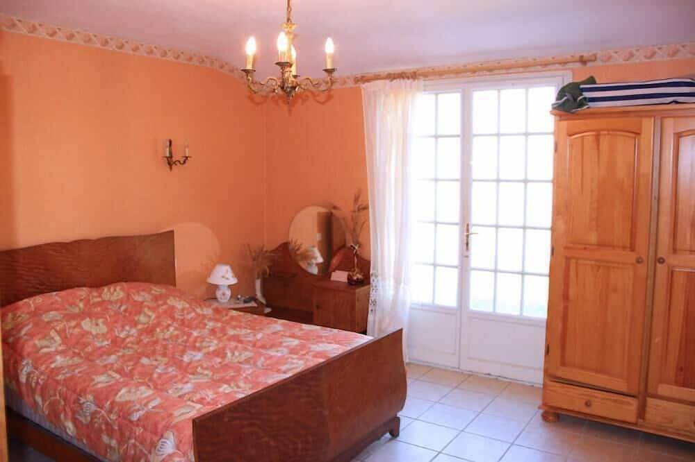 Large country house heart medoc village in Naujac-sur-Mer, Lesparre-Médoc region