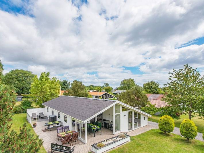 Ferienhaus für 8 Personen, mit Whirlpool und Terrasse sowie Garten und Sauna in Pøt Strandby