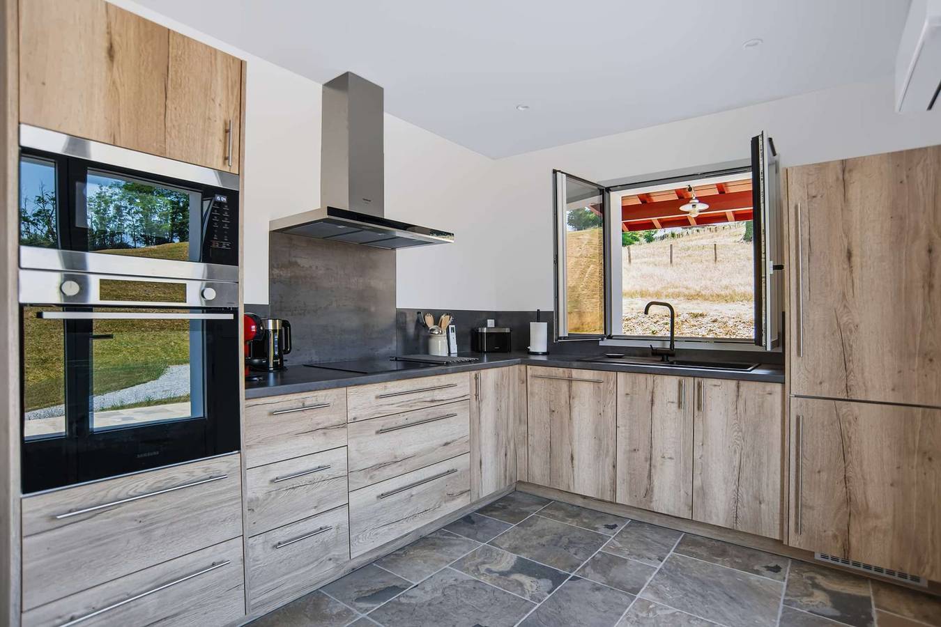 Entire apartment, Bel appartement rénové avec vue imprenable sur les montagnes in Saint-Pée-sur-Nivelle, Bayonne region