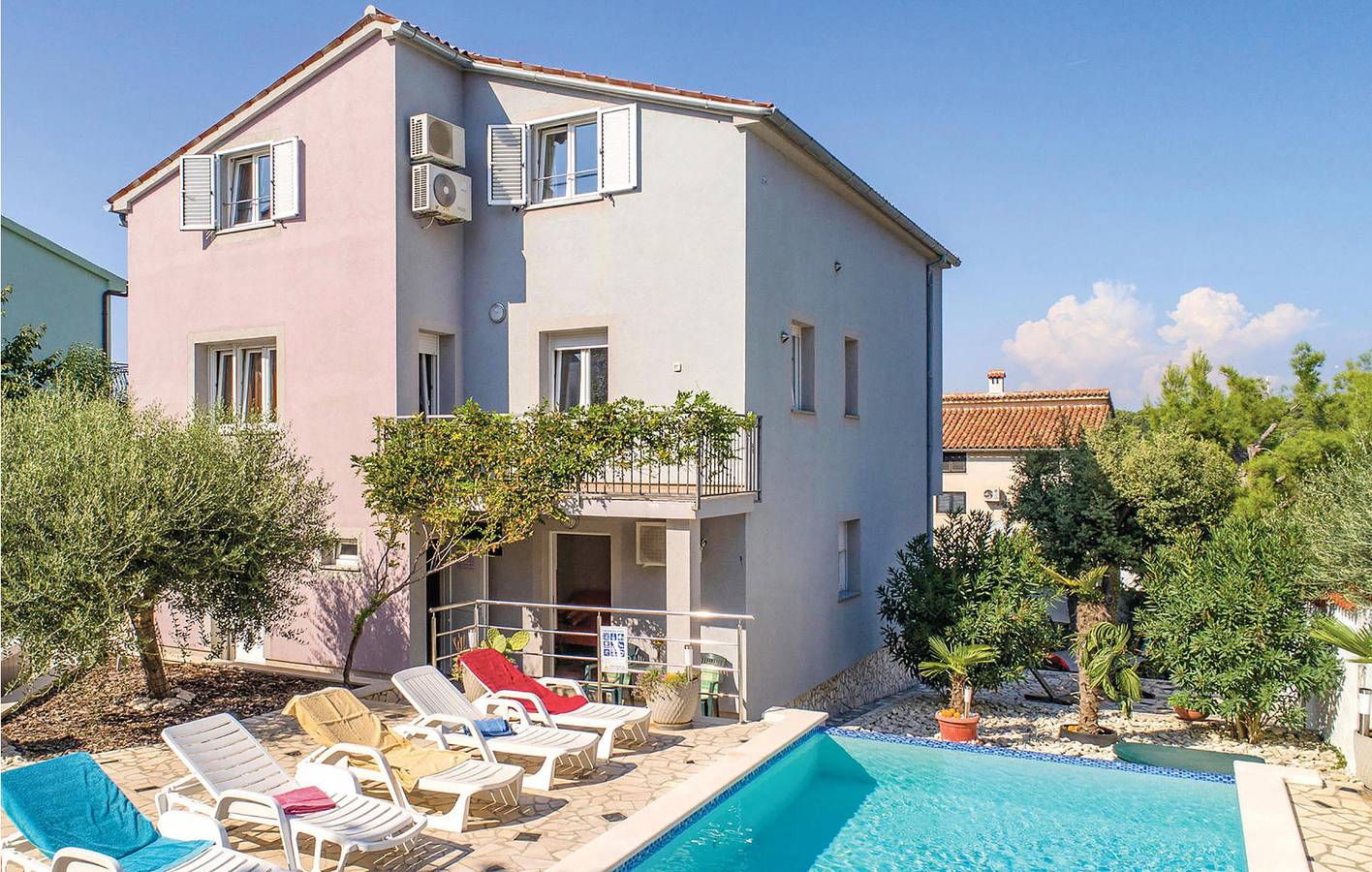 Ganze Ferienwohnung, Gemütliche Ferienwohnung mit Pool, Terrasse und WLAN – nur 1 km vom Strand entfernt! in Banjole, Südküste Istrien
