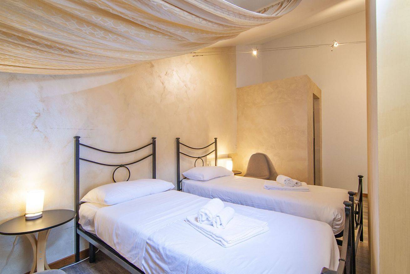 Entire apartment, Charming and spacious apartment, two stones' throw from the Arena, suitable for romantic couples, families and groups of up to 7 people. in Centro Storico di Verona, Verona