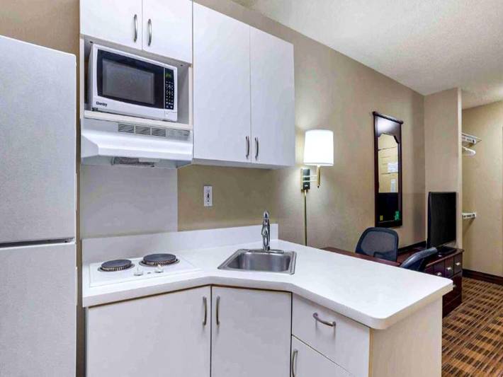 Entire apartment, 1 Queen Bed | Mobil Access Tub Nsmk Kitchen in Huntsville, Madison County (AL)