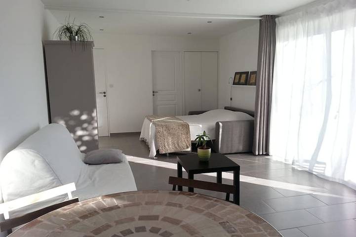 Appartement entier, Studio avec Piscine & Jardin  \"Votre Havre de Paix en Provence\" in Auriol, Côte méditerranéenne (France)