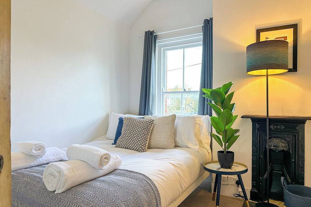 New | Cosy & Stylish City Centre Home | Sleeps 6 in Kent
