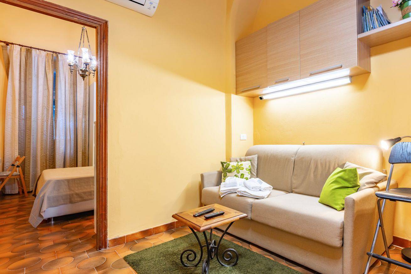 Appartamento intero, Yellow Apartment near the Train Station W/ Balcony in La Spezia (Città), La Spezia