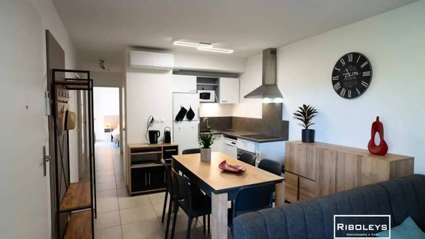 Gîte pour 7 personnes, avec Balcon ainsi que Terrasse et Piscine dans Plage de la Farinette - 4