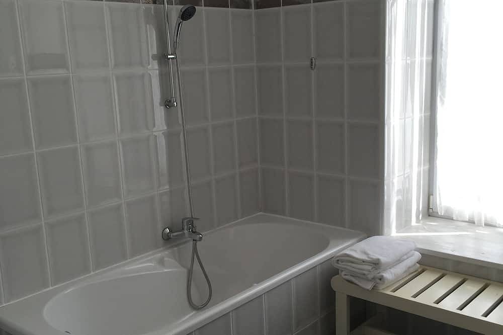 Entire apartment, Large bright studio, feet in the water and a great view of the Aber Wrac'h in Landéda, Brest region