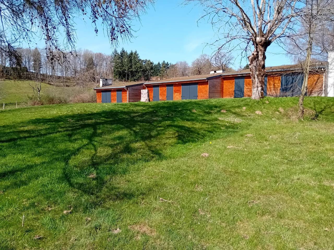 Casa de Vacaciones 'Joli Gîte Fushia' con Terraza Compartida, Jardín Compartido y Wi-Fi in Saint-Rémy-sur-Durolle, Parque Natural Regional Livradois-Forez