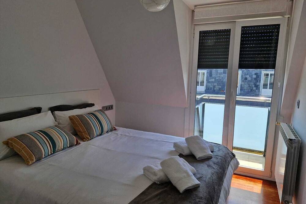 Entire apartment, Bright Apartment 2 Minutes Away From The Beach With Balconies And Wifi in Playa de la Concha, San Sebastian
