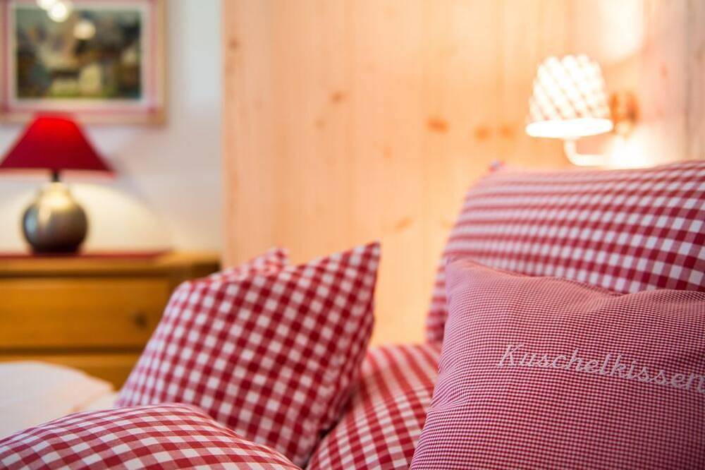Ganze Wohnung, \"Almhütt'l\" - 1 Schlafraum/Dusche/Wc - Hubertushof, Der in Mittenwald, Bayerische Alpen