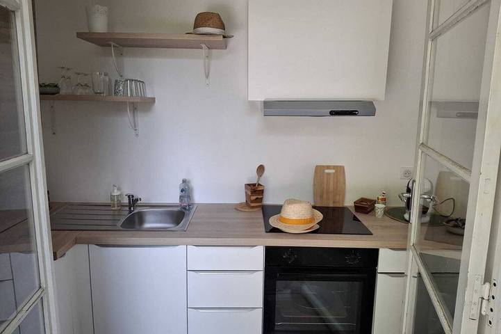 Entire apartment, Studio rental with pool in Solliès-Pont, Mediterranean Coast (France)