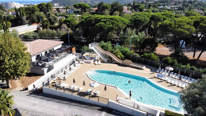 Camping pour 4 personnes, avec Terrasse