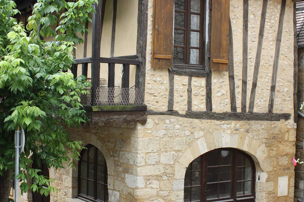 Superb 14. Jahrhundert historisches Haus mit 2 große Schlafzimmer für 5 Gäste in Saint-Cyprien (Aquitanien), Périgord Noir